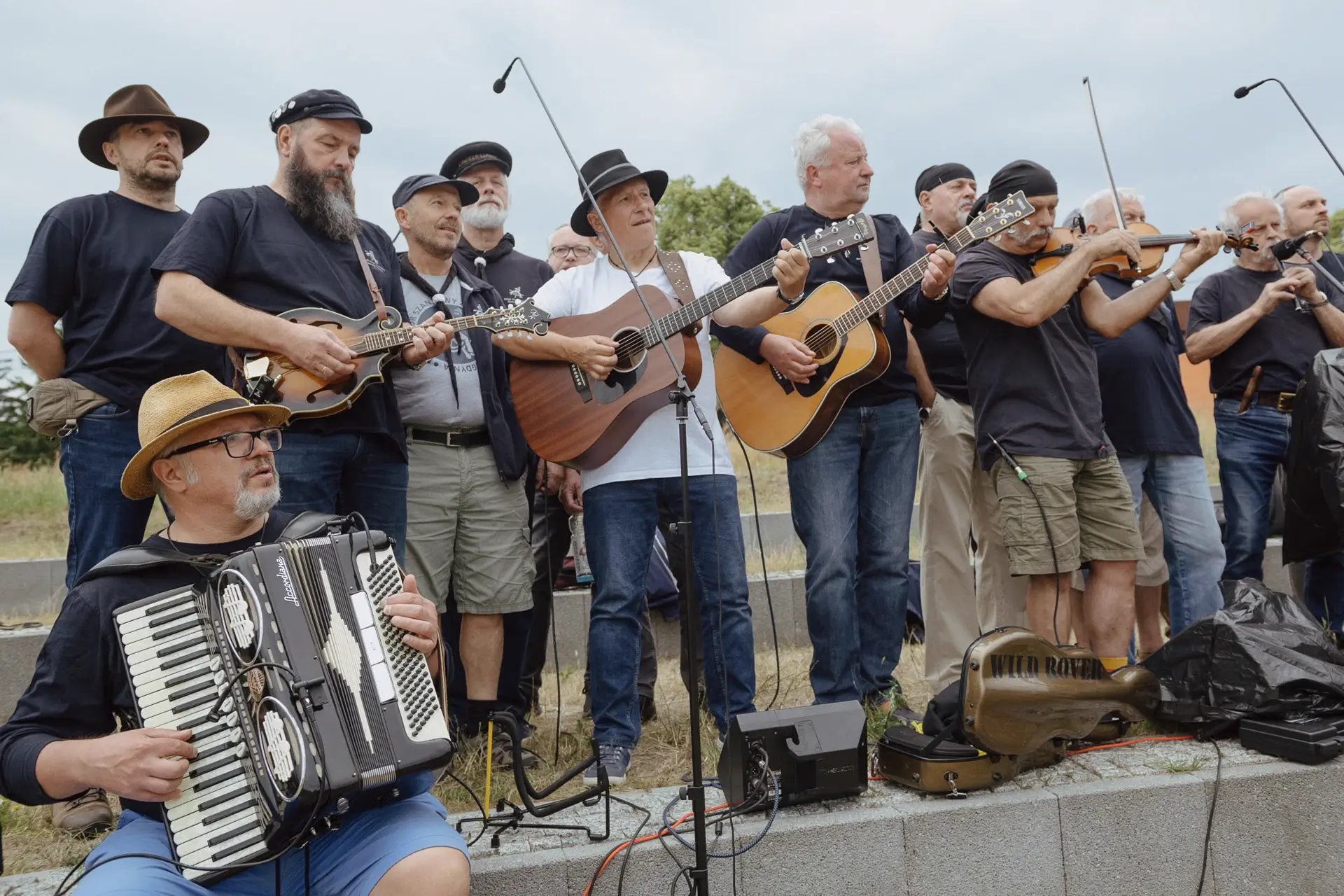 Chór szantowy śpiewa na scenie podczas festiwalu portowego